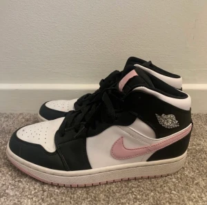 Rosa nike jordans - jätte fina rosa jordens, köpt för ett år sen men har tyvär inte haft mycket användning så i väldigt bra skick💕originell pris är 3000 men säljer för 1700