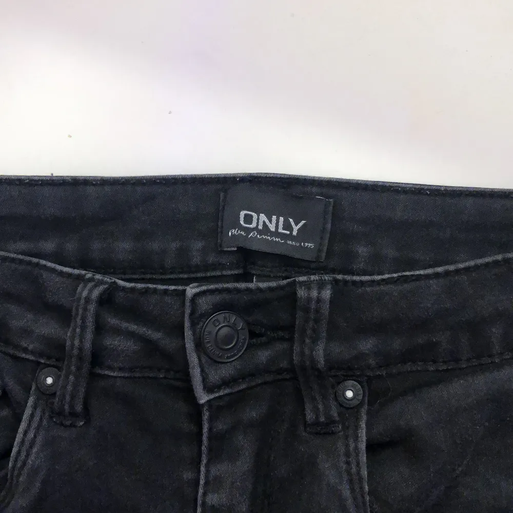 Svarta jeans från only, säljer för dom är för små för mig. Liknade bild!! Inte samma obs första och sista är bara liknande bilder.. Jeans & Byxor.