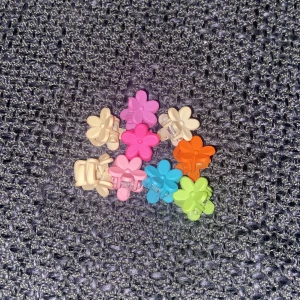 Hårklämmor - Säljer massor utav små små hårklämmor, från shein 🫶🏻 säljs i ett pack för endast 15kr 🙌🏻🙌🏻 (står ej för frakten) 😊