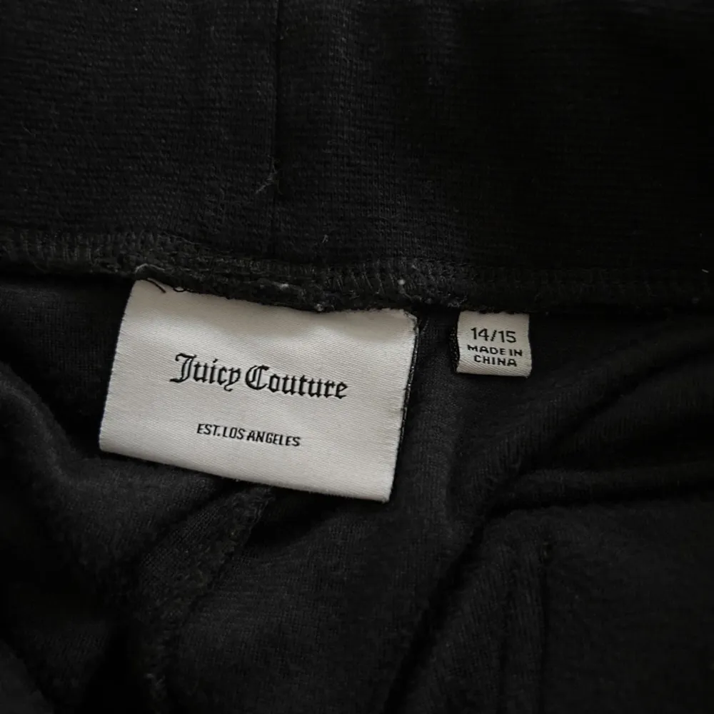 Säljer ett par Juicy couture byxor i st 14/15 då de inte längre används, väldigt fint skick. Säljer för 600 kr. Jeans & Byxor.