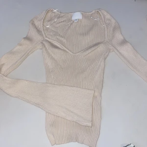 Långärmad topp  - Tight långärmad topp ifrån H&M. Vida armar. Ordinarie pris 199:-