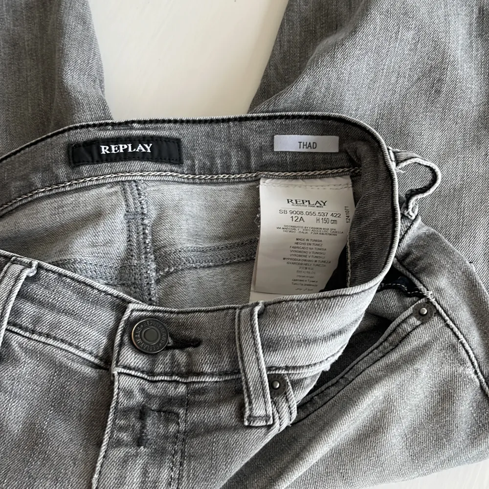 Ett par grå jeans från replay Model:Thad  Storlek: 12 år 150cm Färg: grå Köpta på kidsbrandstore i våras . Jeans & Byxor.