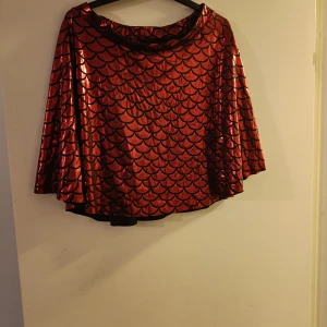 Kort kjol - Knappt använd kjol, längd ca 45 cm. Resår i midjan, ca 80cm i midjemått 