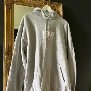 Fin grå hoodie från junkyard💕 knappt använd och lite större i storleken