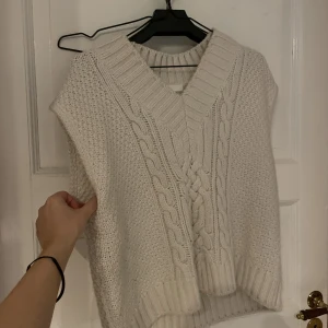 Stickad vöst - Beige/vit, rätt tjockt material