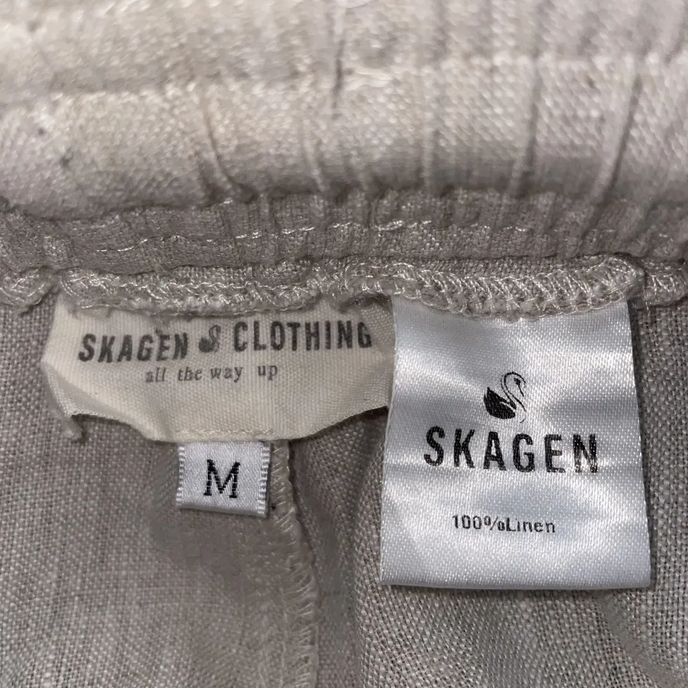 Ett par linnebyxor i storlek M från Skagen clothing.  Endast använda och tvättade en gång. Inköpspris 799kr.  Jag skulle säga att detta passar en S och inte M🥰  Säljer pga att det var för liten storlek och gick inte att returnera.   . Jeans & Byxor.
