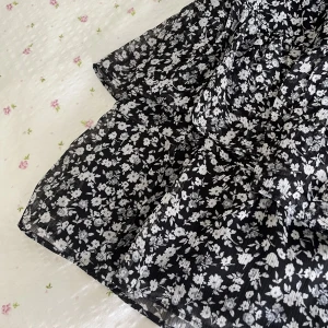 Kjol - En jättefin blommig kjol med volanger från zalando💗 Skriv till mig vid intresse🙌