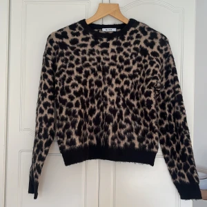 Leopardmönstrad tröja Na-kd - Leopardmönstrad tröja från Na-kd, skönt material.