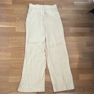 Gula kostymbyxor h&m - Ljusgula kostymbyxor från h&m