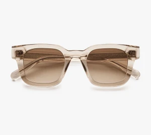 Solglasögon - Detta är ett par väldigt fina chimis i färgen ecru och strl 04. Jag säljer dessa eftersom att de inte kommer till användning men de är i jätte bra skick och köpta för ett halvår sedan uubgefär. Kontakta mig för fler bilder!🤗💗