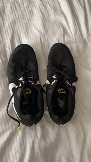Nike spikskor - Ett par svarta Nike spikskor. Använda men väldigt fint skick. Storlek 38/39. Köparen står för frakt!