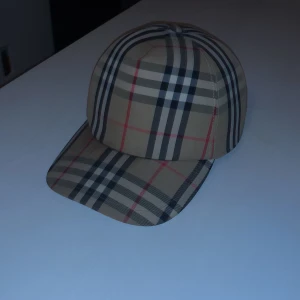 Burberry Keps - Äkta keps från burberry i fint skick, inga skador. 