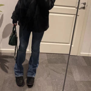 low waist bootcut jeans - Säljer dessa snygga jeans från gina tricot, då dem inte komma till användning längre💘storlek S