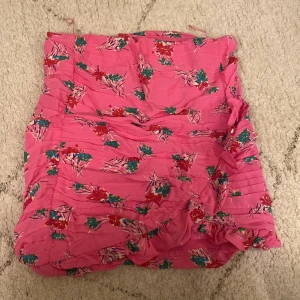 Blommig kjol - Säljer denna jättesöta kjolen ifrån Sara då den tyvärr är för liten för mig💕💕