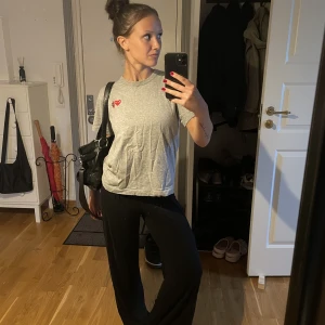 Comme des Garçons Play T-shirt Strl S - Min syster på bilden som är 160 cm. Använd fåtal gånger 🤍