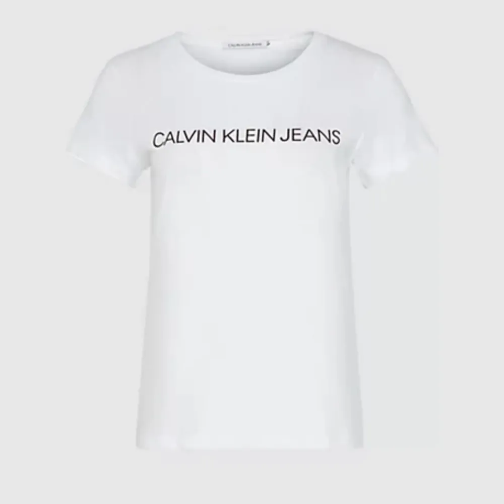 T-shirt från Calvin Klein. Litet märke men inget som stör😊. T-shirts.