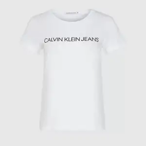T-shirt från Calvin Klein. Litet märke men inget som stör😊
