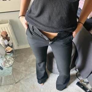 Filippa K kostymbyxor - De perfekta kostymbyxorna från Filippa K. Så najs passform, under naveln och bootcut i ett sånt skönt material. De är nyköpta men köpte i en förliten storlek som ni ser på bilderna. Jättebra skick❤️❤️ möts upp och KÖP DIREKT kan användas