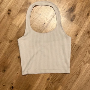 Halterneck linne - Halterneck linne! Linnet är i jättefint skick eftersom det är nästan helt oanvänt.