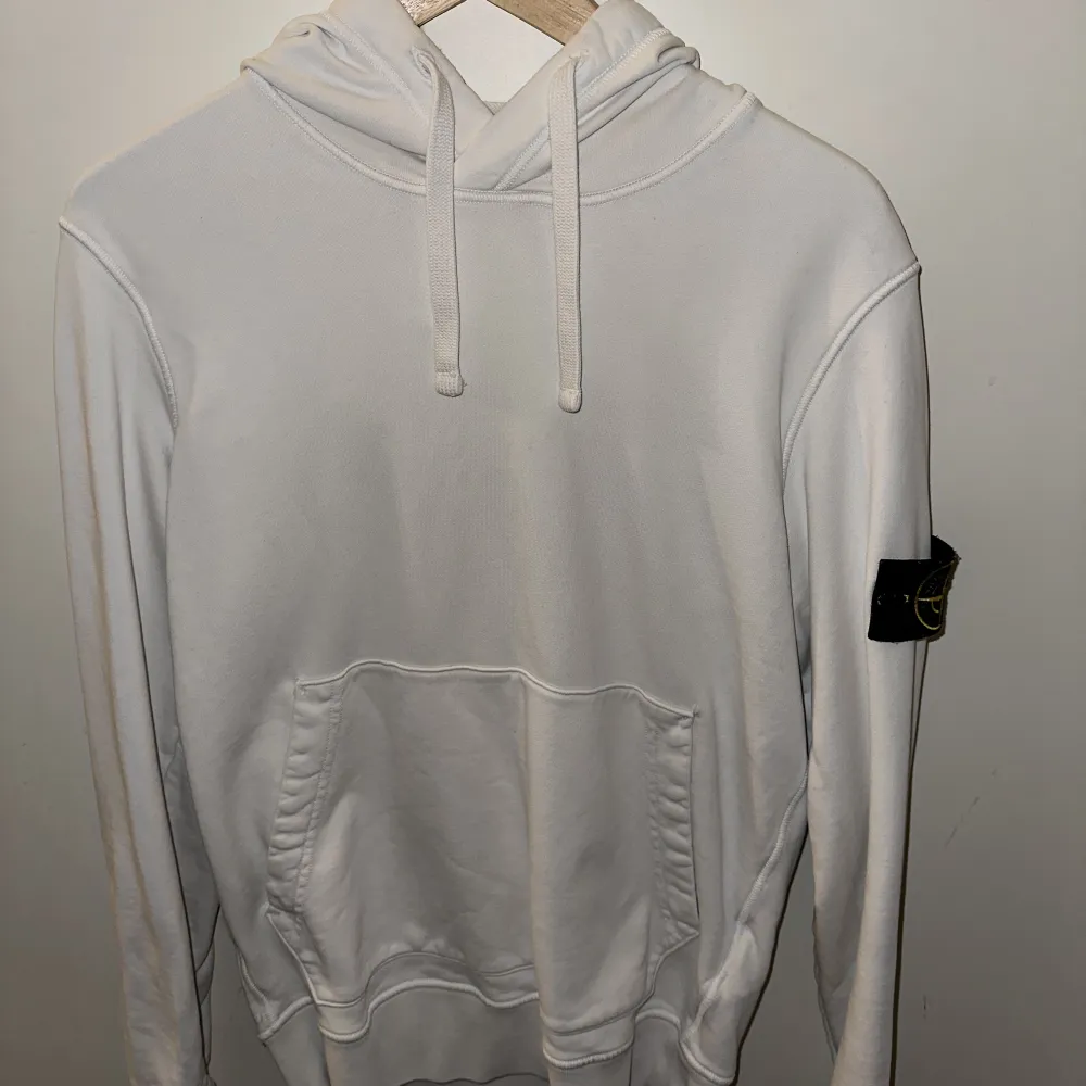 Säljer en knappt använd Stone Island hoodie, köpt på NK Herrtrend, Kvitto finns, Storlek S. Hoodies.