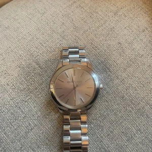 Michael Kors damklocka - Damklocka från Michael Kors. Sparsamt använd. 