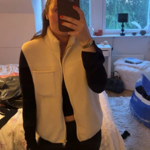 väst - Teddy väst som är använd få gånger 🤍