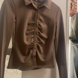 Brun tröja  - En jätte fin brun tröja med knappar säljer då den inte passar,den är köpt från bikbok för 400❣️