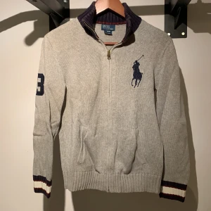 Zip tröja Ralph Lauren - Schysst Ralph lauren tröja med zip i färgen grå. Skönt material och snygga muddar.