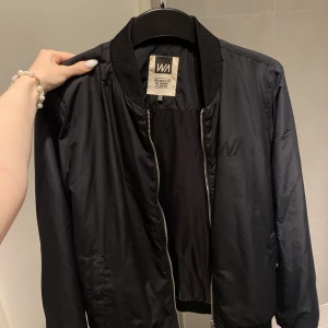 Bomberjacka - Svart bomberjacka i 158/164 (xs) från stadium