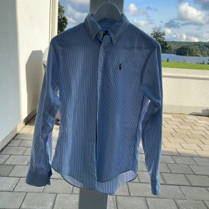 Ralph Lauren skjorta - Skjortan är i nyskick, Storlek S classic fit. Nypris 1200kr