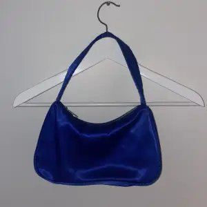 Mörkblå sidenväska från Nelly 