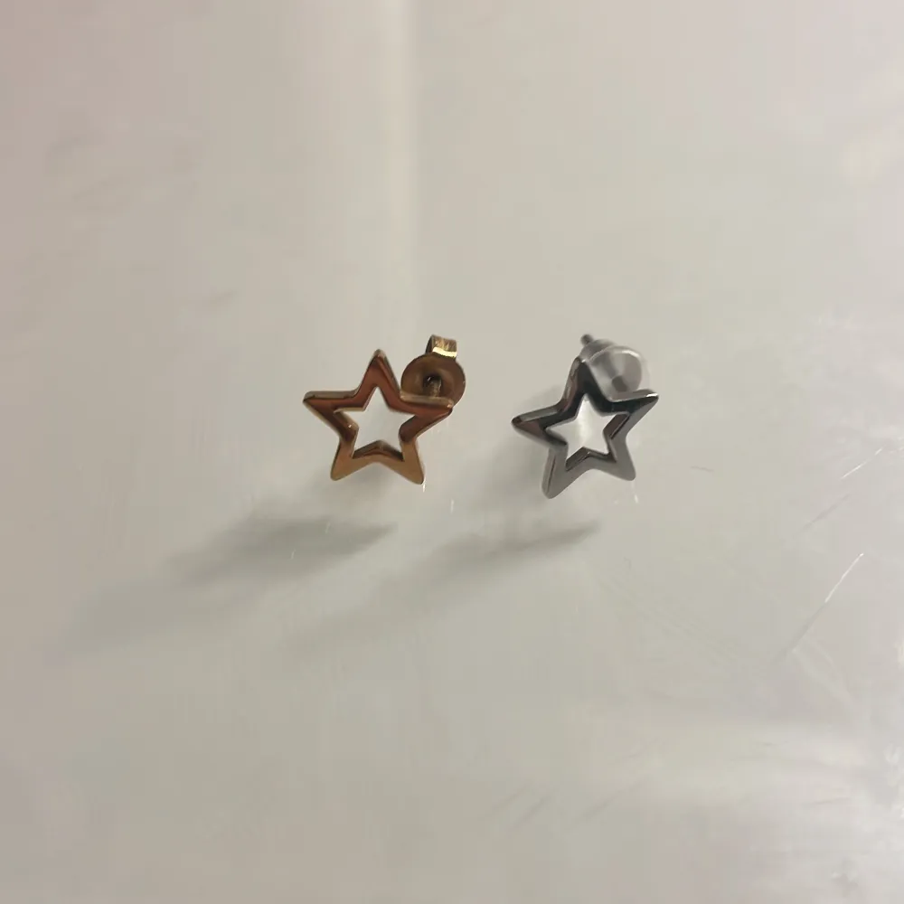 Säljer 2 stjärnörhängen i olika färg då jag råkat tappa bort den andra på båda paren😫 80 styck eller båda för 140💞 (ej orginal baksida på silvriga). Accessoarer.
