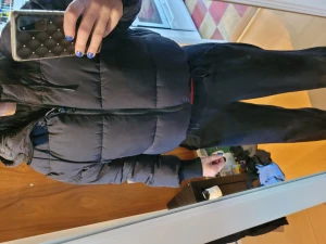 Monki vinter jacka stl s - Helt ny jacka av märket Monki stl s Användes ej dså jag tyckte den va för kort. Svarta färg och med luva. Får stt dra in ner till 