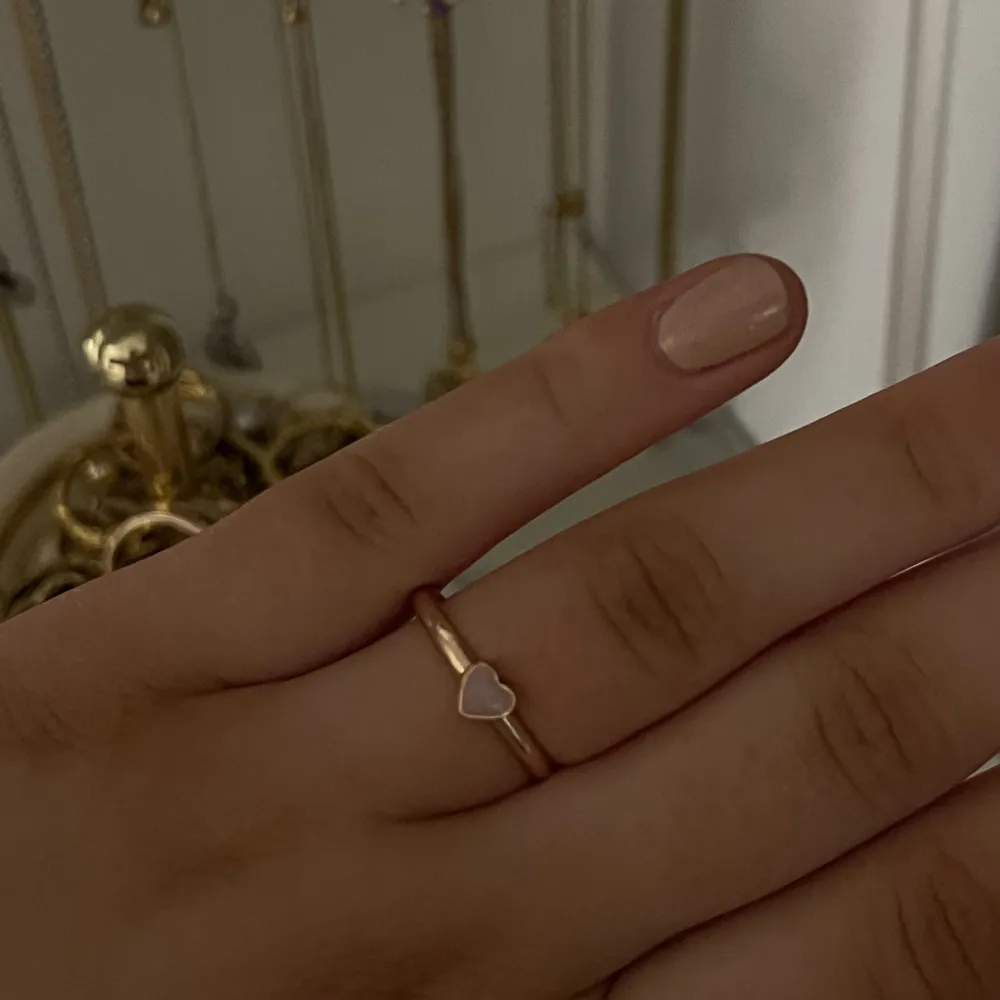 Säljer denna ring med ett lila hjärta på som är skjutsterbar. Helt oanvänd. Skriv för fler bilder och vid intresse.🤍. Accessoarer.