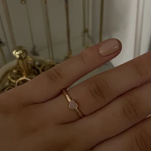 Ring  - Säljer denna ring med ett lila hjärta på som är skjutsterbar. Helt oanvänd. Skriv för fler bilder och vid intresse.🤍