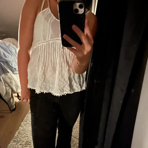 Topp - Snygg vit topp, lite litet för mig därav lite genomskinlig! 🥰