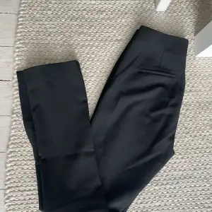 Svarta kostymbyxor med slits från zara i storlek M, knappt använda 