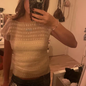 Topp - En gul unik topp, genomskinligt 