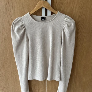 Långärmad tröja  - Jätte fin tröja från ginatricot som inte säljs längre, är i storlek s