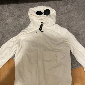 CP company zip - CP company zip. Nypris ligger runt 3000kr. Tröjan är använd 1 gång. Pris kan kanske diskuteras.