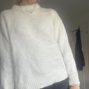 Vit stickad tröja! - Säljer min vita stickade tröja från zara!!💖