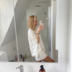 Tshirts från hm - Säljer två likadana t shirts från hm, lite tjockare material!! Så fina❤️❤️ 200kr per tröja eller 300kr för båda❤️