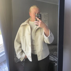 Kappahl vit kappa  - Superfin och lite använd kappa från Kappahl. Vit/sandfärgad. Inköpt i våras men känner inte att det är helt min stil, därav säljer jag den. Börjar bli lite noppig (se bild)  Köparen betalar frakt! 