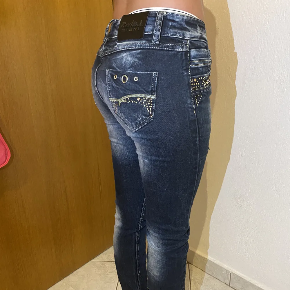 Ett par super fina low waist jeans i storlek M, perfekta på mig som har 34-36 och är 167 cm lång, mitt ben har innerbenslängd 76-80, har tyvär inget måttband att mäta med💘går enkelt att sy om till bootcut . Jeans & Byxor.