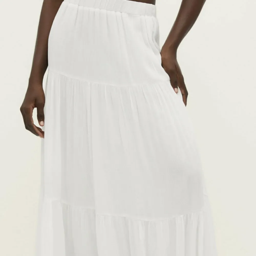Säljer min fina lång kjol i storlek xs köpt på zalando, är slutsåld på hemsidan och har endast använts 2 ggr💕. Kjolar.