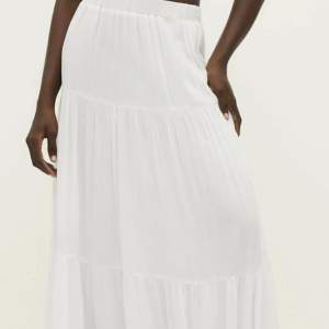Säljer min fina lång kjol i storlek xs köpt på zalando, är slutsåld på hemsidan och har endast använts 2 ggr💕