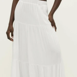 Lång kjol - Säljer min fina lång kjol i storlek xs köpt på zalando, är slutsåld på hemsidan och har endast använts 2 ggr💕