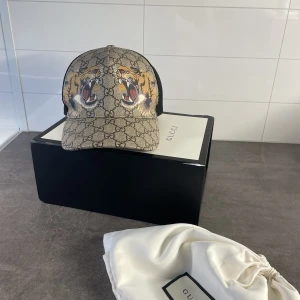 Gucci tiger keps - Gucci Tiger Cap - Size: M - Condition: 9/10 - Price: 2200kr Kommer med box, dustbag samt digitalt kvitto!  