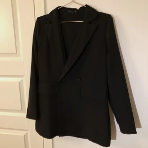 Blazer - Svart blazer använd en gång