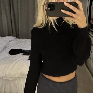 Stickad tröja  - Svart lite tjockare stickad tröja fårn zara!!🥰💞💞